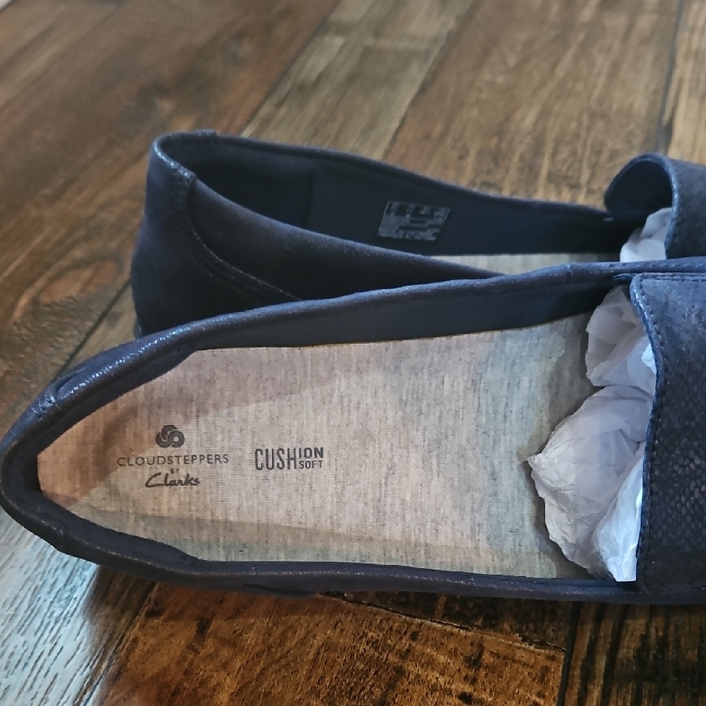 Clarks Cloudsteppers Women's Navy Blue Embossed Suede Slip On‎ Flats - Picture 3 of 11
